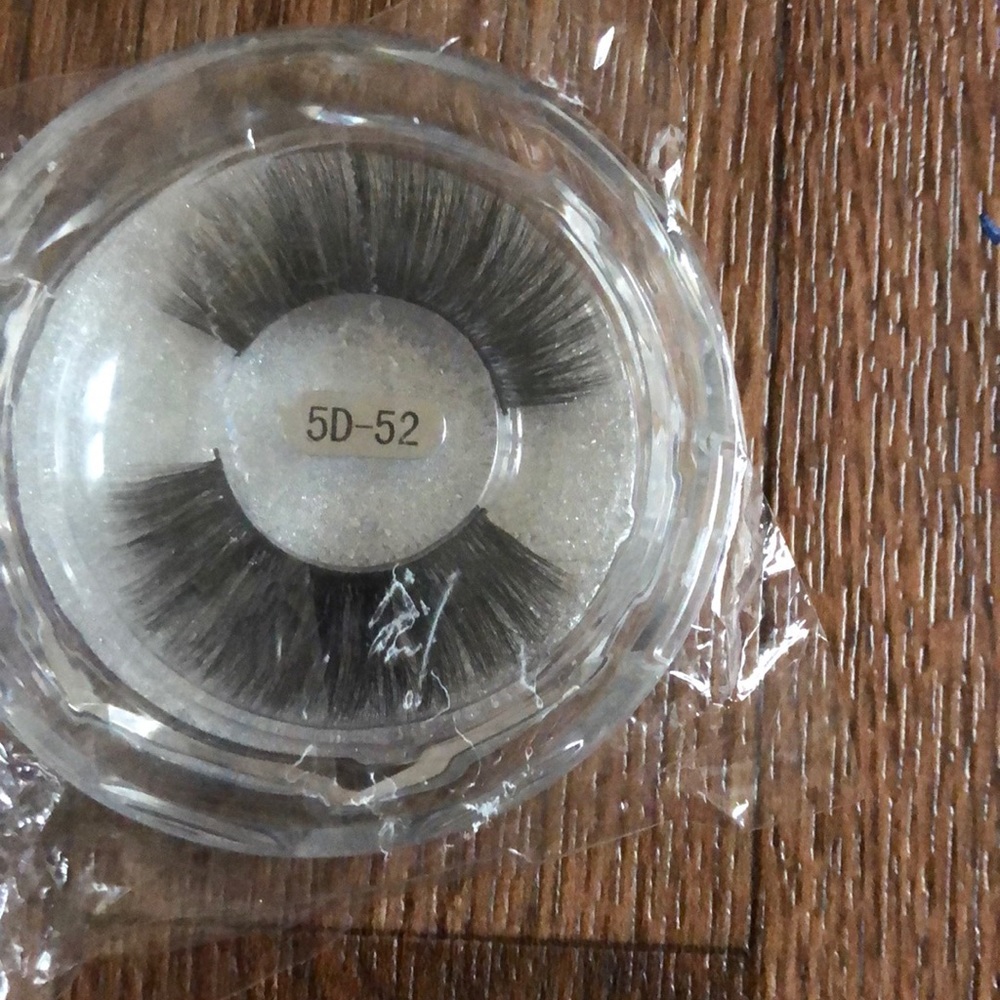 “NWT” 3D Mink Lashes comes with black bond glue!! - Picture 2 of 4